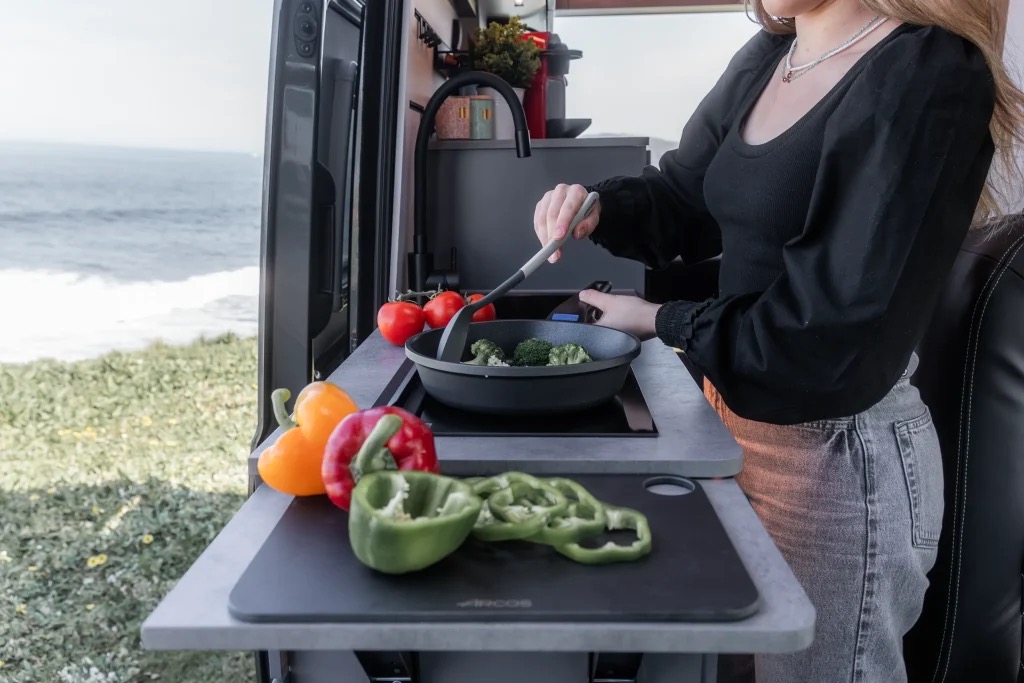 Adventure 6XH interiér