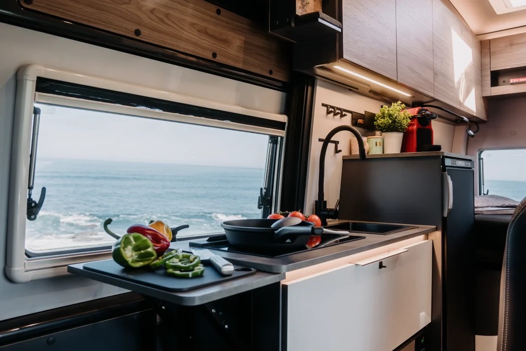 Adventure 6XHT interiér