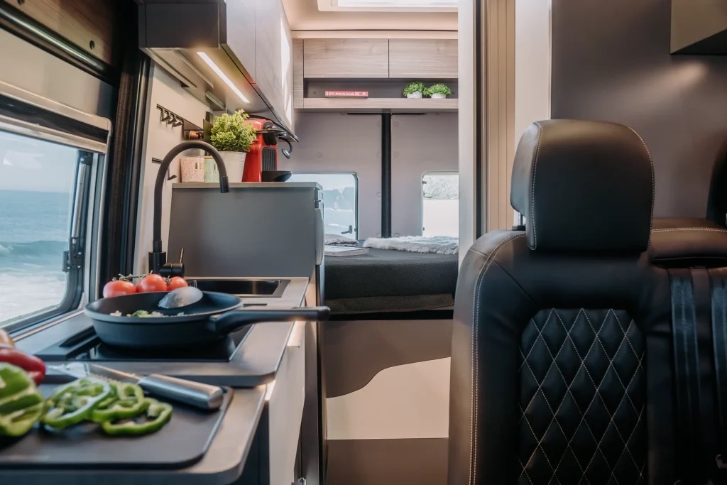 Adventure 6XHT interiér